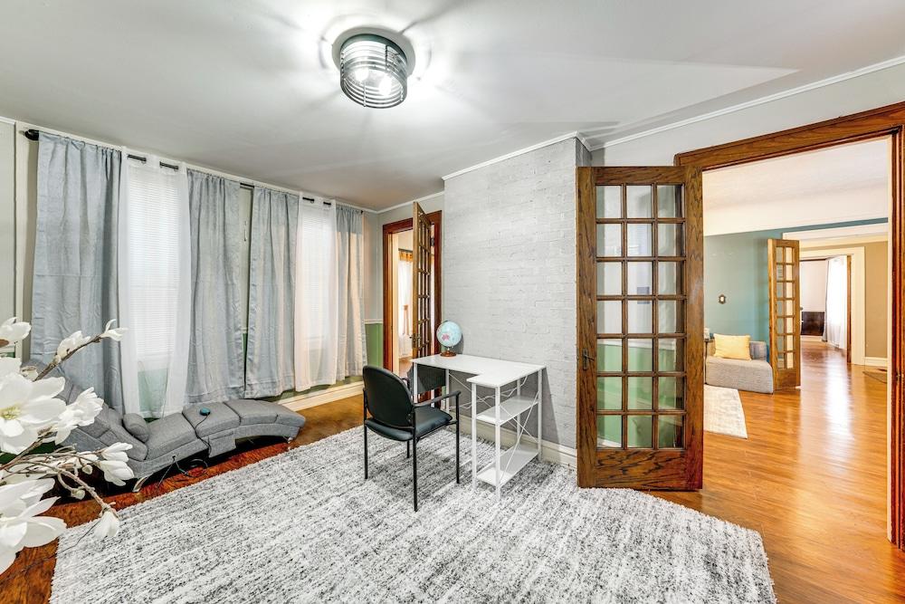 2 Mi to Dtwn: Spacious Apartment in Joliet