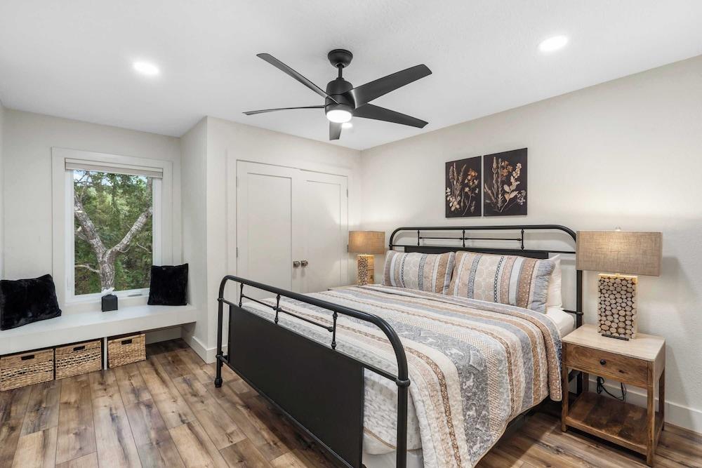 Van Kirk Cove 6 BDR Stunner!