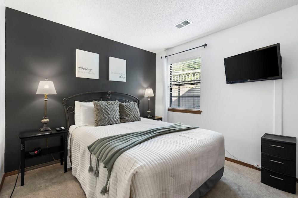 Tee Time on Turnberry Surrounded by the Shore of Lake Taneycomo