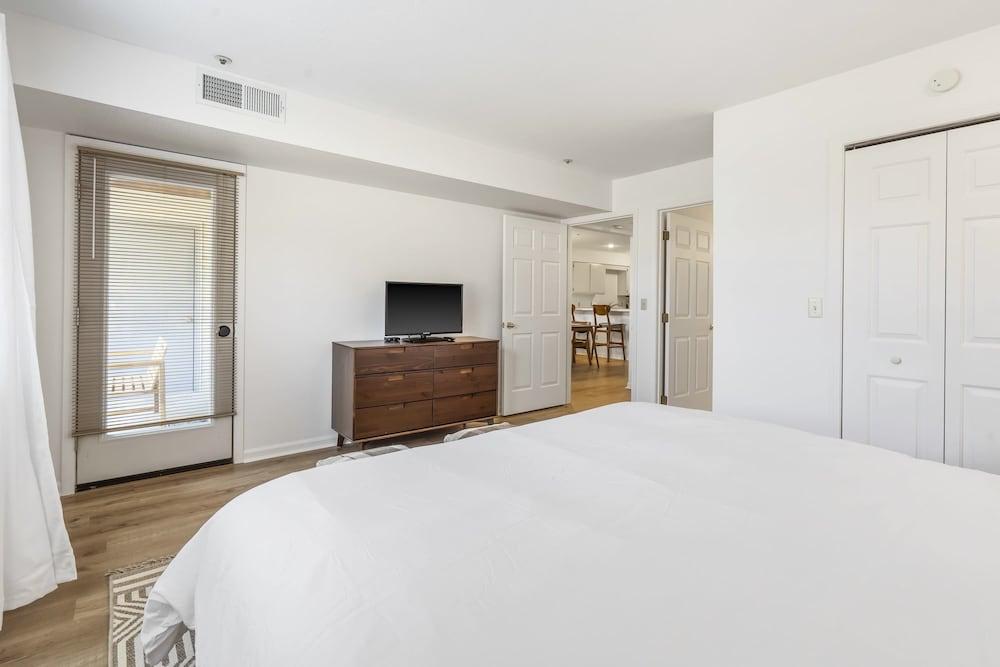 Royal Ridge Modern Condo for 4