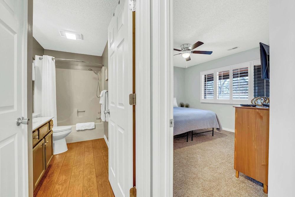 Bright Stylish Condo w/ Balcony