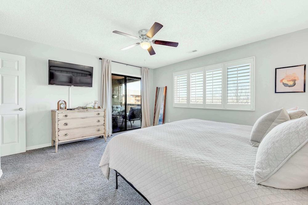 Bright Stylish Condo w/ Balcony