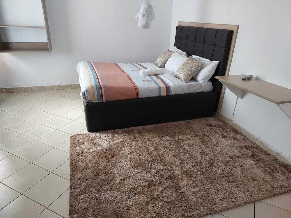 White House Lounge & Accommodation