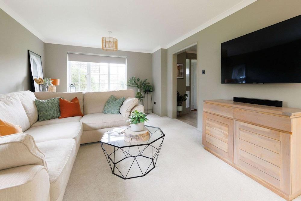 Stylish 4 Bed Home Close to Beach