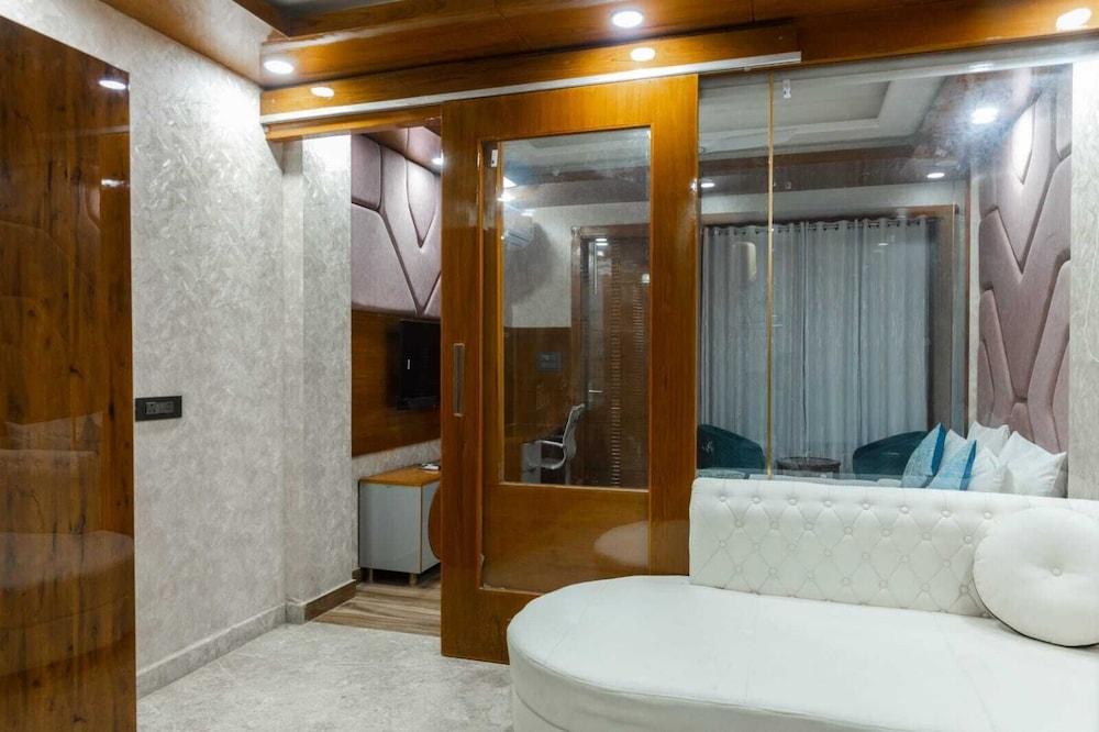 Platinum Service Apartment DLF Phase 3