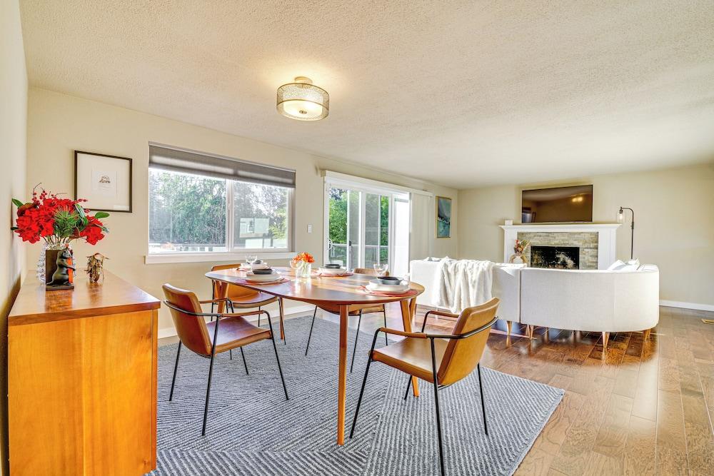 Lakefront Gem: Balcony, Fire Pit & Yard in Everett