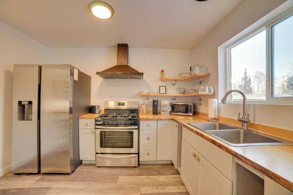 Walk to Kenai River: Forested Fisherman's Cabin!