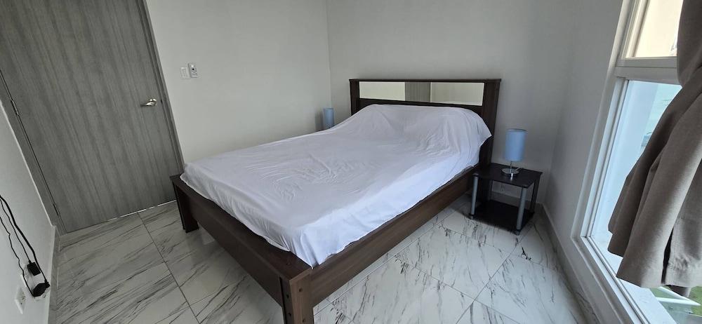 Oceanfront Designer Apartment PH The Sands, Next to Hilton