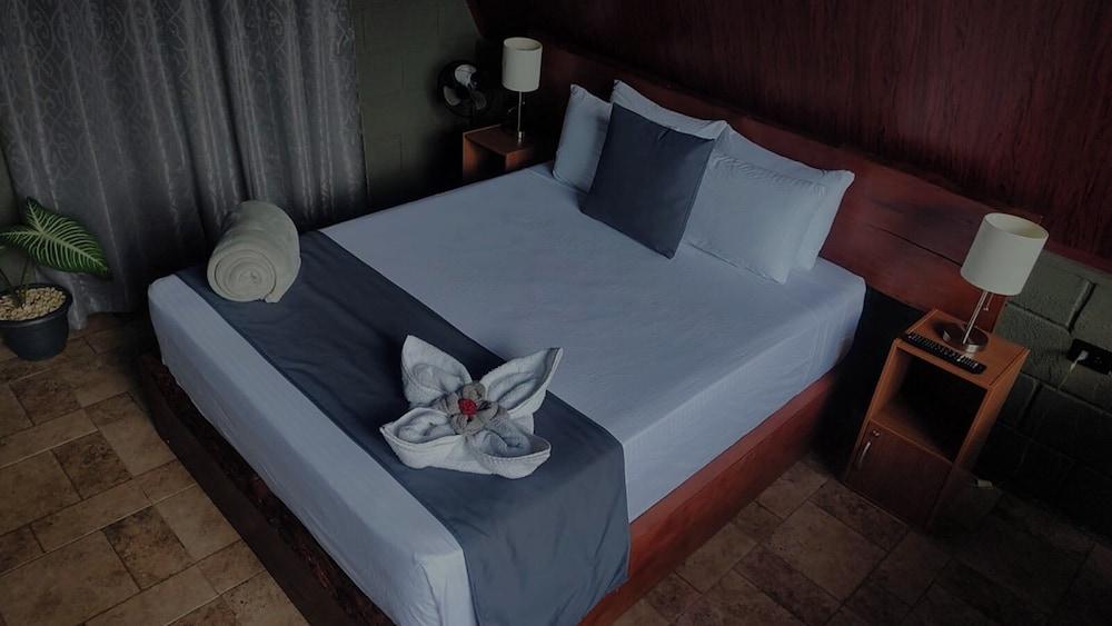 Yarumo Lodge Río Celeste Black Chalets