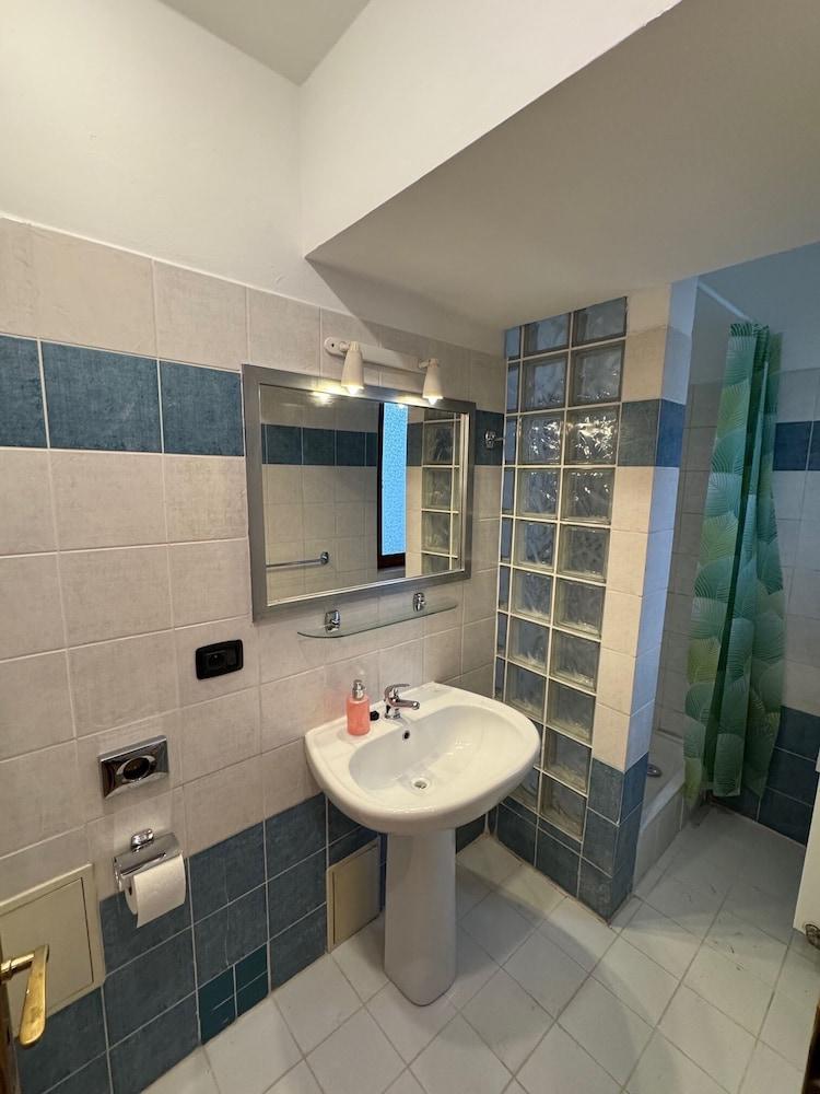 Studio - Sleeps 2 -smoking on Balcony - Pets -wifi