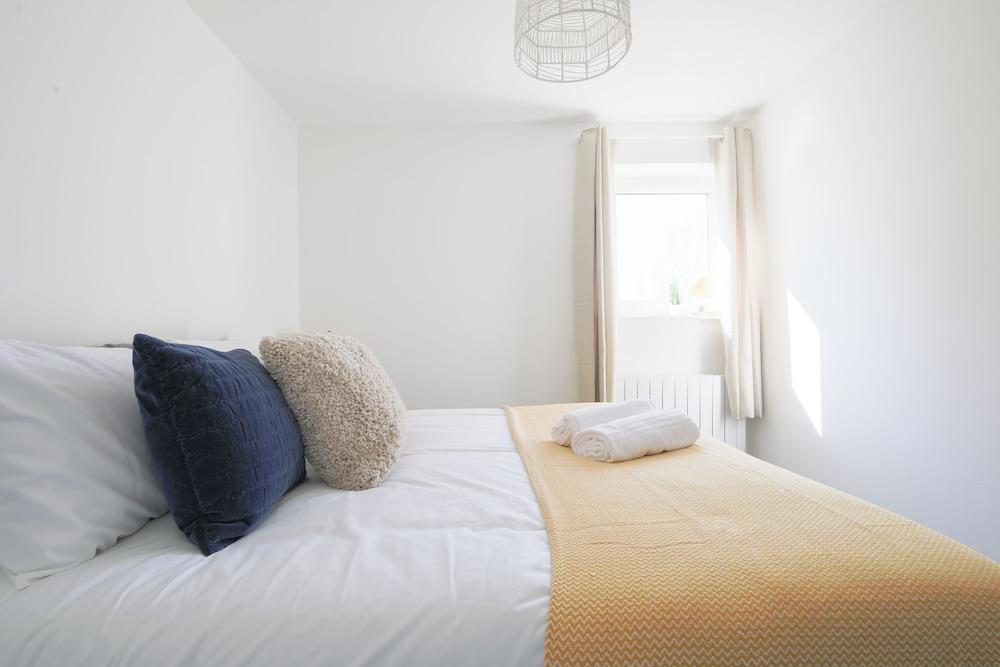 2 Bed Apartment Overlooking Water