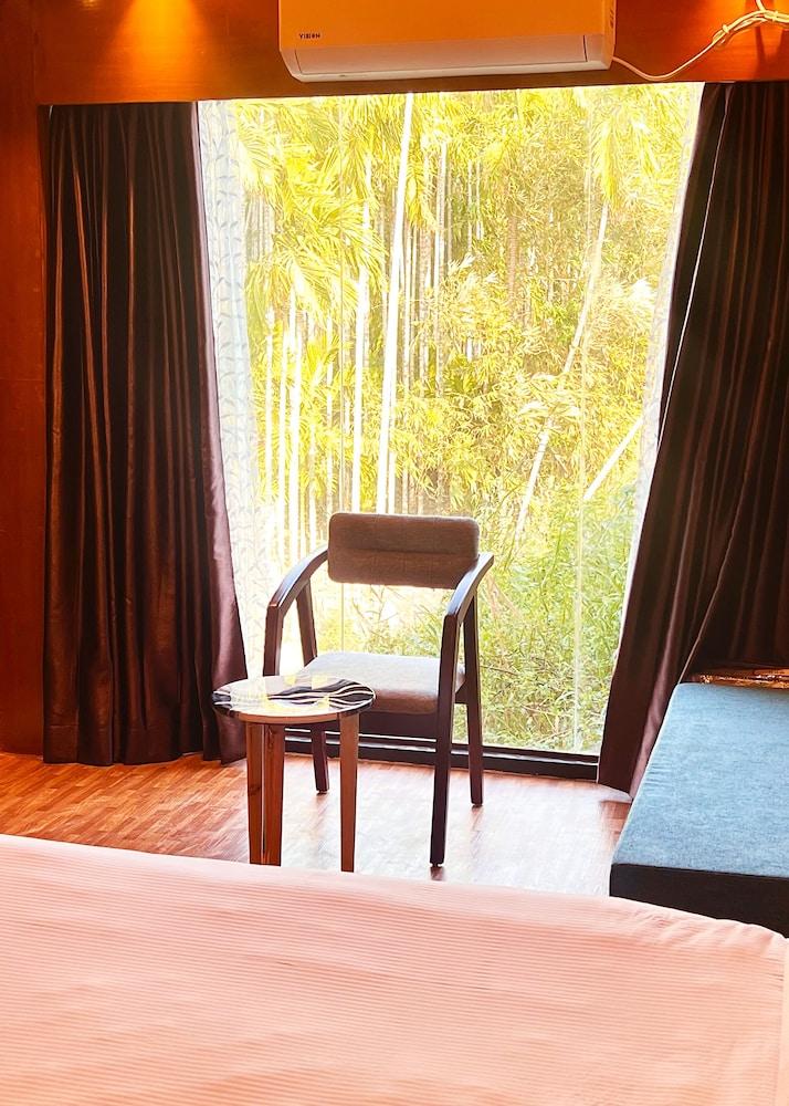 TUPTUP - Resto & Resort