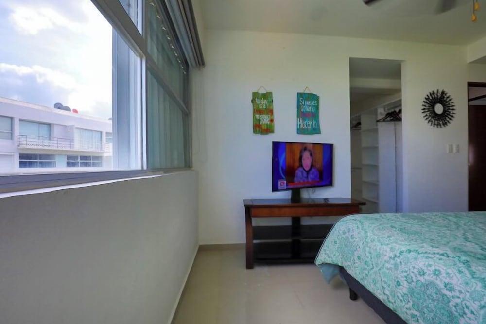 Spacious Condo with Gym & Pool Cancun