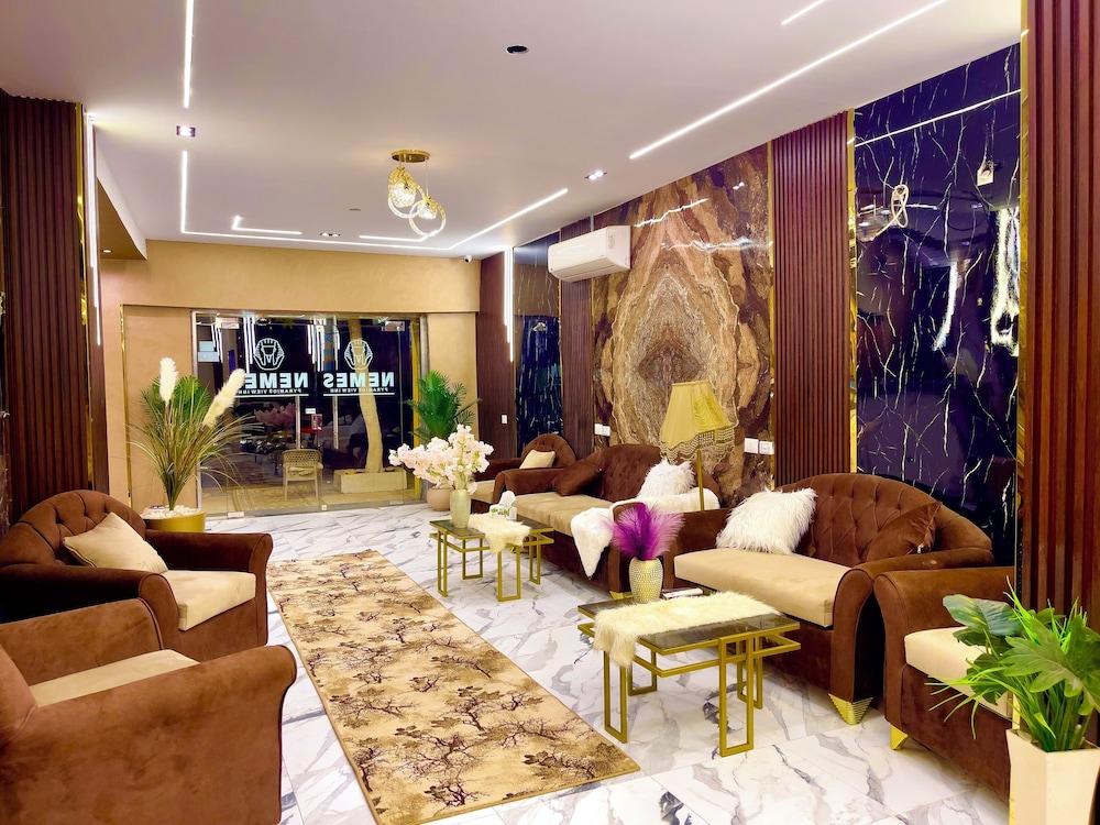 Nemes Pyramids View INN