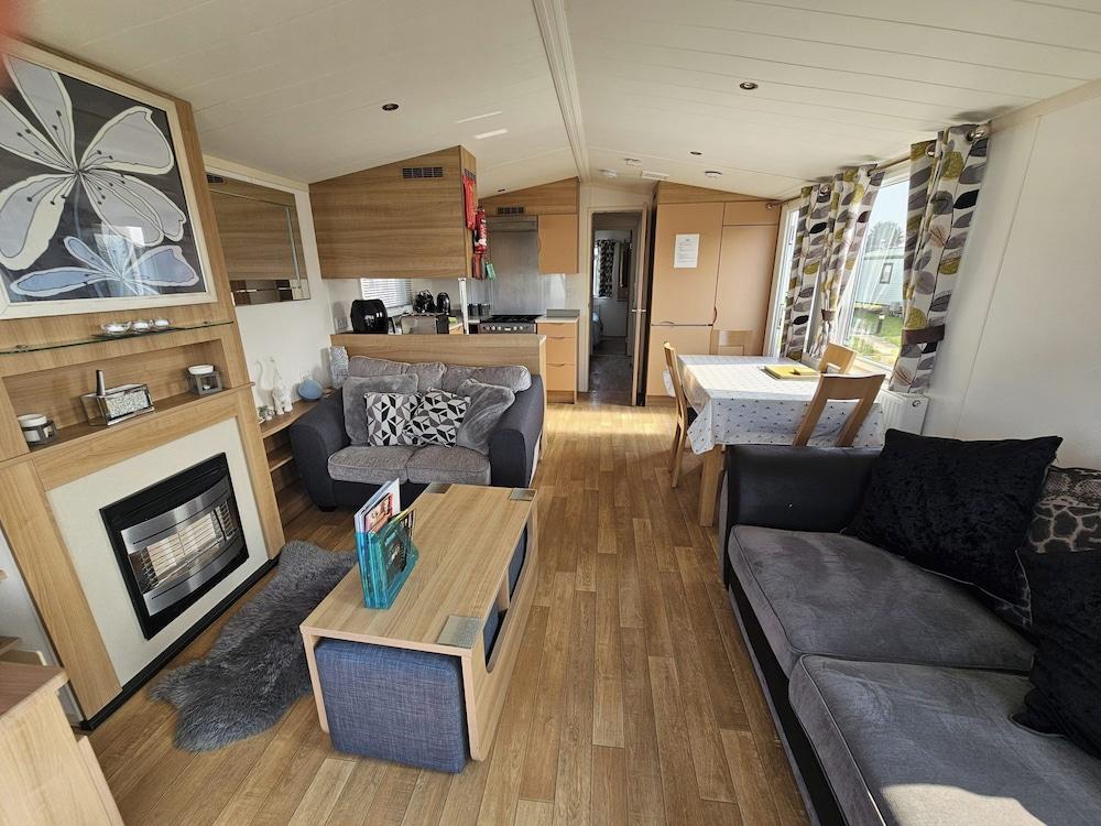 Angie 2 Bed Rhyl Robinhood