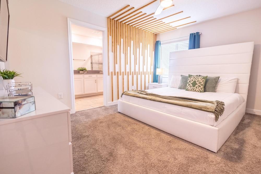 8967 CC - Cozy 5 Bed Home With Private Pool