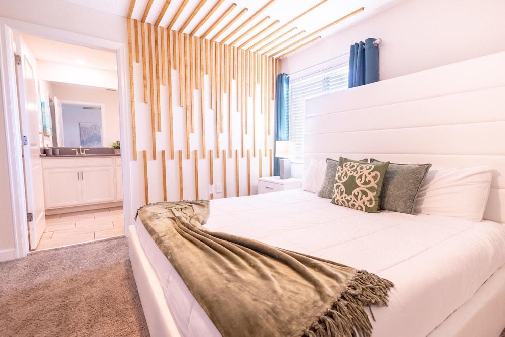 8967 CC - Cozy 5 Bed Home With Private Pool