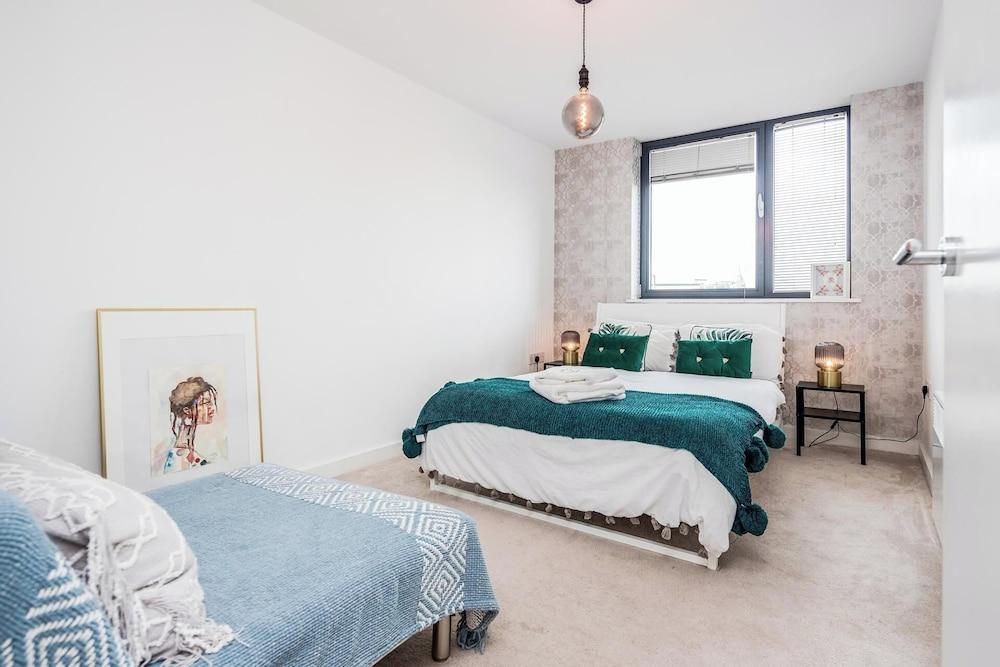 Basildon - 2-bed - Sleeps 5 - Near Train Station