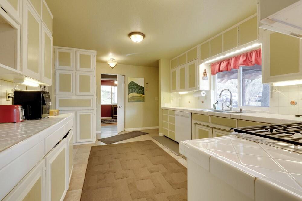 7 Mi to Clear Lake: Home w/ Peaceful Deck!