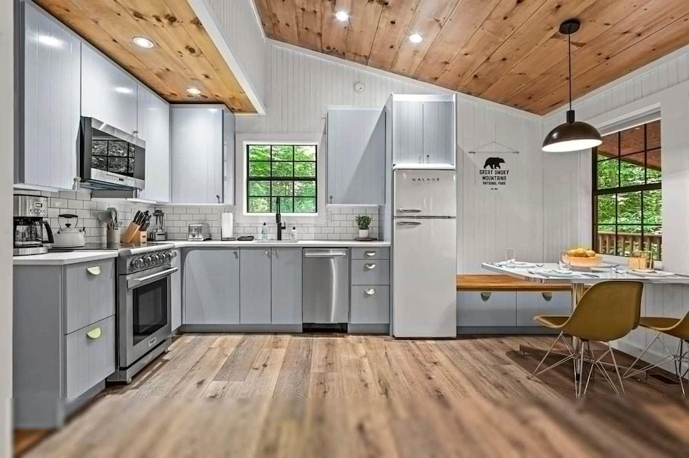 Smoky Mountains Honeymoon Cabin Dog Friendly