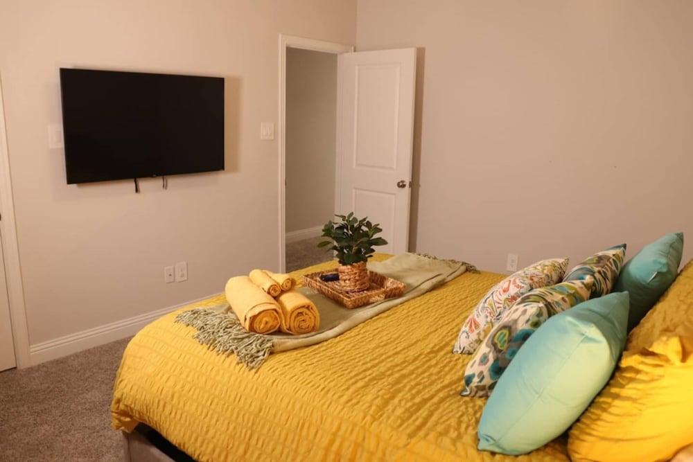 Spacious Home w Putting Green -for Extended Stays