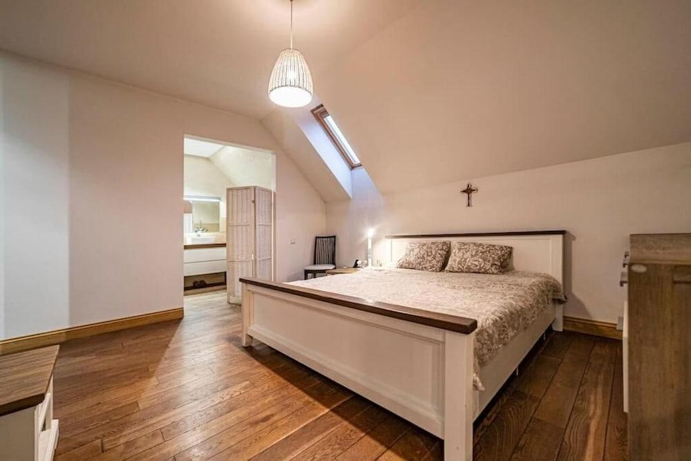 Luxurious Amber Villa With Private Pool and Garden Views