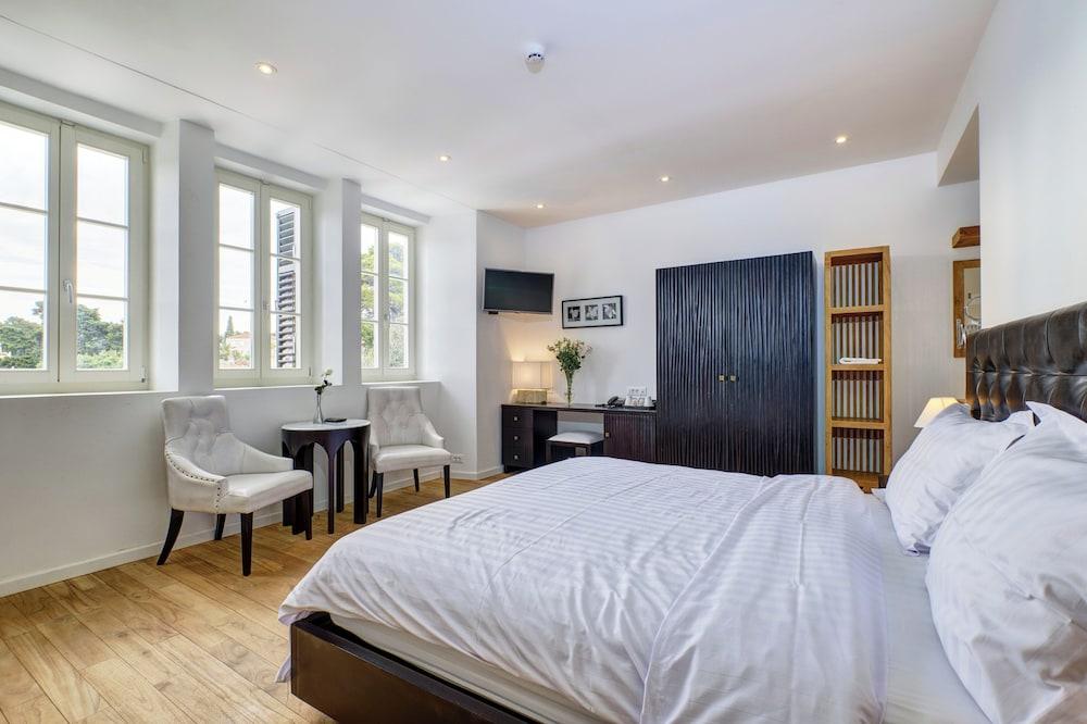 Dolphin Suites Hotel