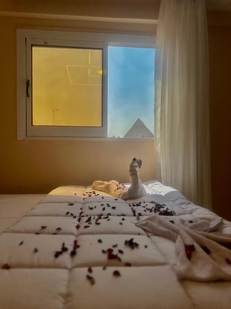 kings pyramids view inn