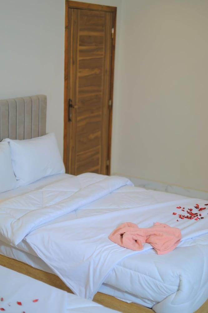 Pyramids Solar Boat Inn