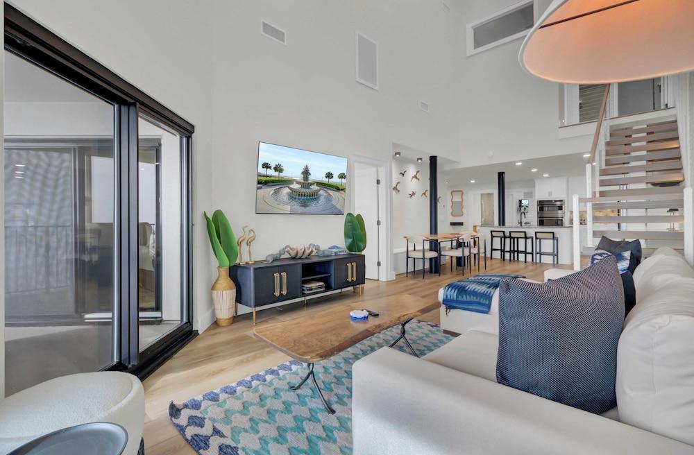 516 Seascape Oceanfront Condo With Pool Access in Wild Dunes