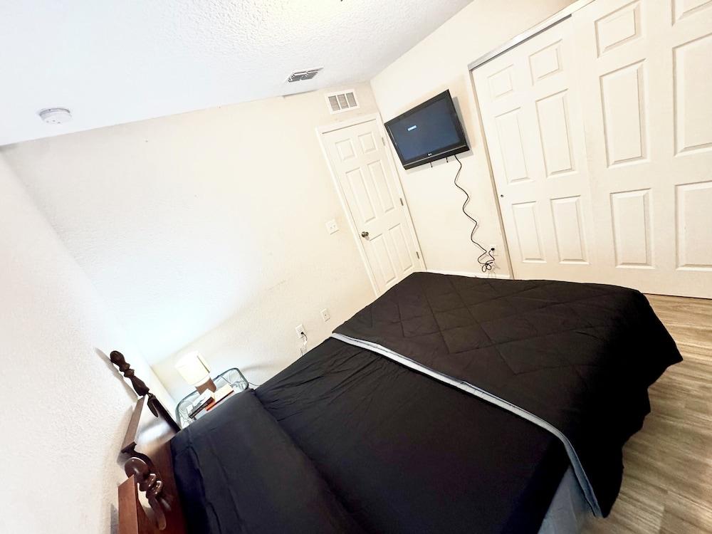 3 Bed Home 5 Mins to JAX Airport & Zoo