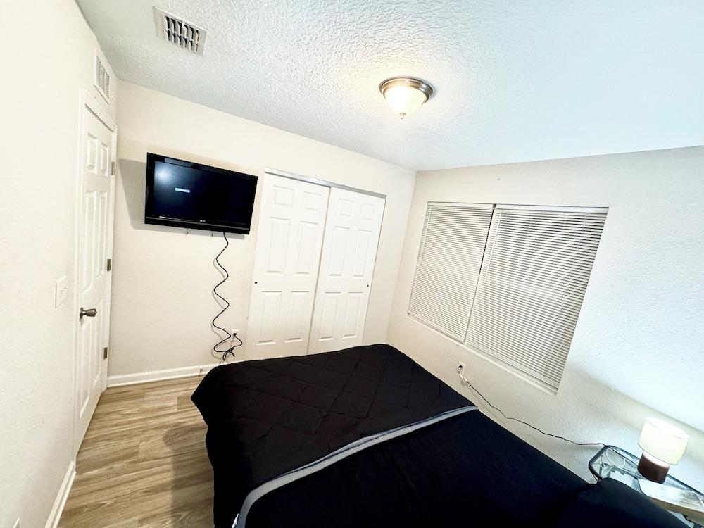 3 Bed Home 5 Mins to JAX Airport & Zoo