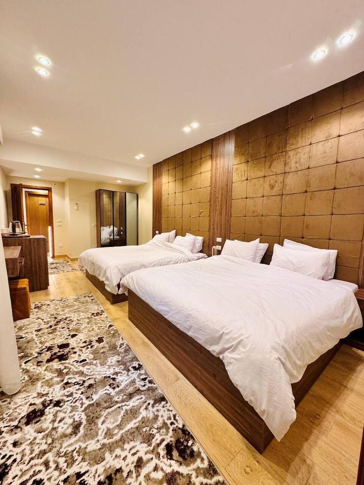 Plaza Pyramids View Inn