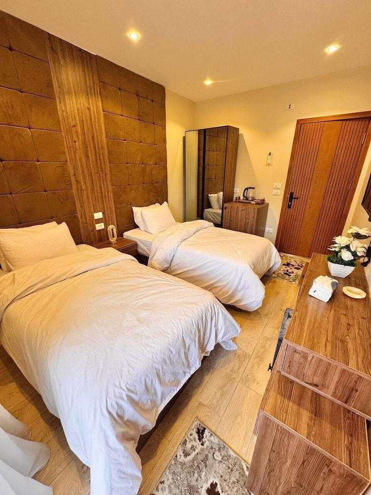 Plaza Pyramids View Inn