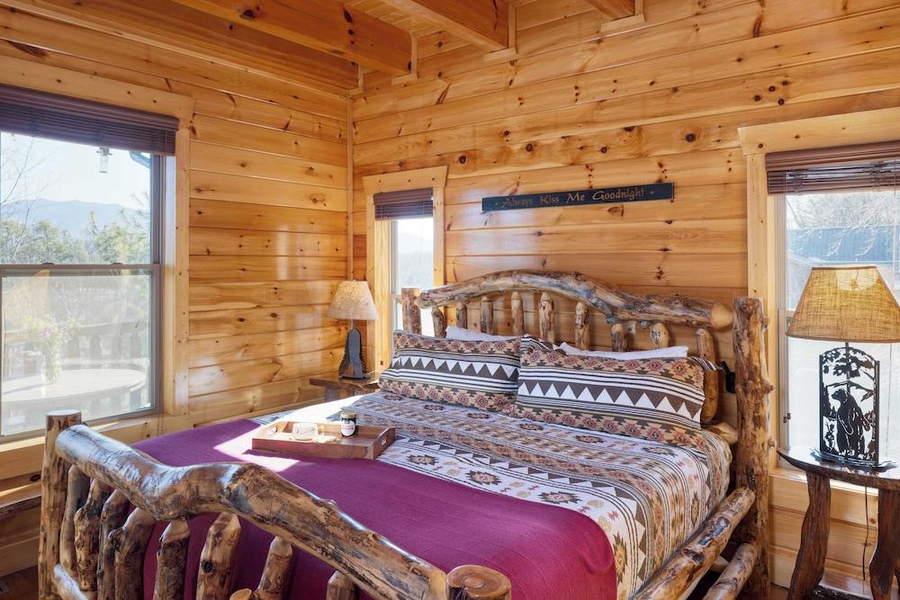 A View for All Seasons by Avantstay 12bdr w/ Game Room, Hot Tub, Movie Theater, Deck Views