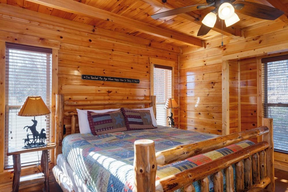 A View for All Seasons by Avantstay 12bdr w/ Game Room, Hot Tub, Movie Theater, Deck Views