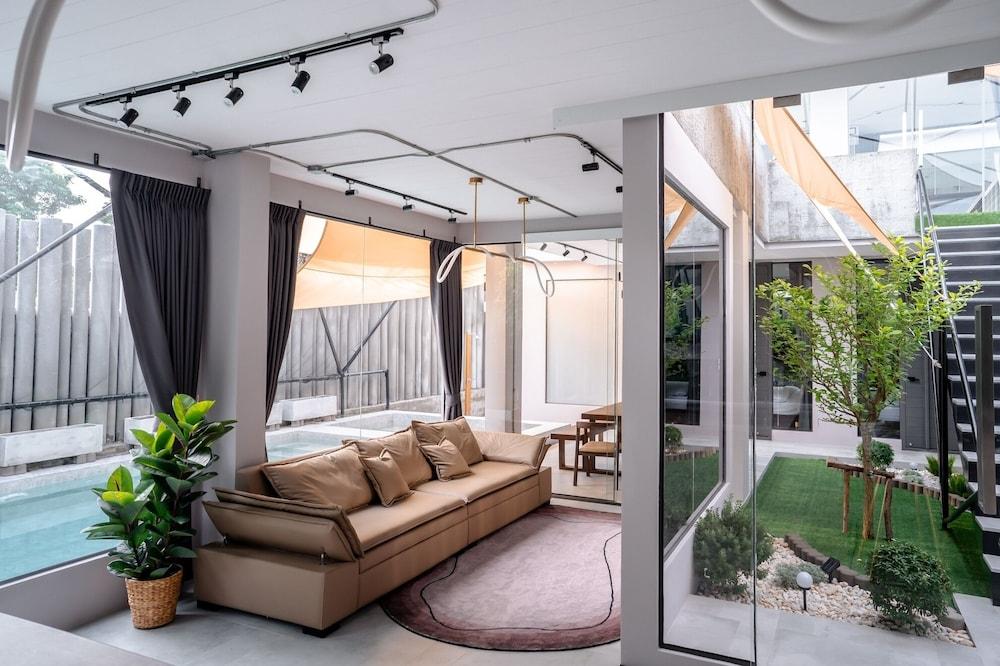 Taradol Premium Pool Villa