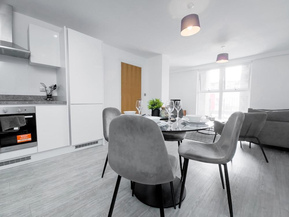 Salford - 2 Bed Apartment - Sleeps 4 - Wifi