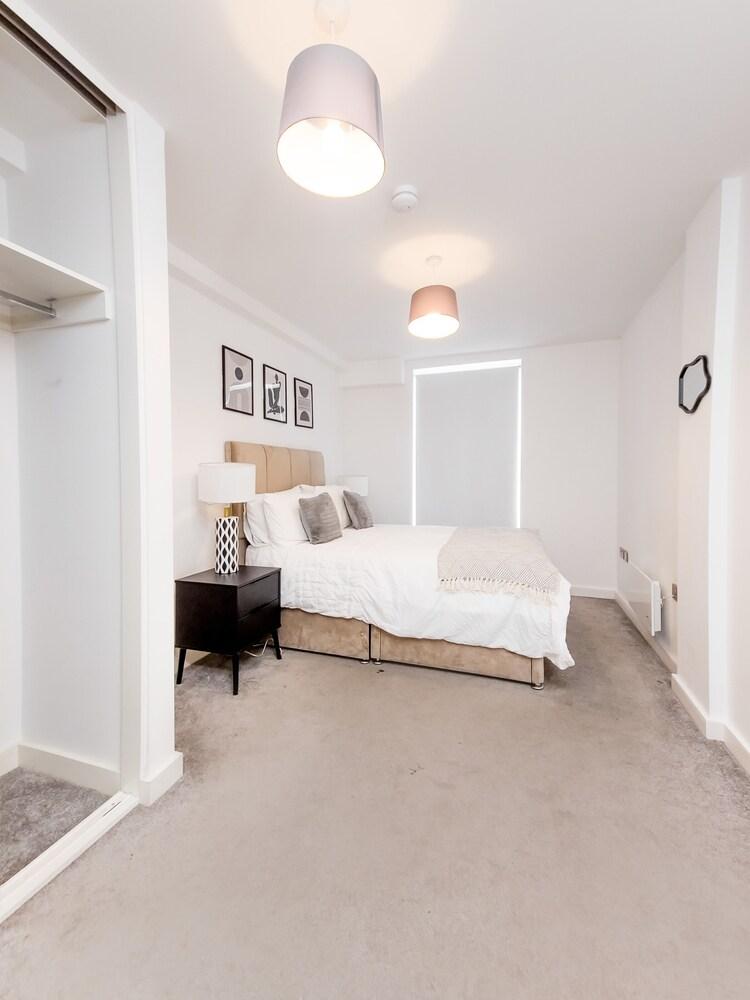 Salford - 2 Bed Apartment - Sleeps 4 - Wifi