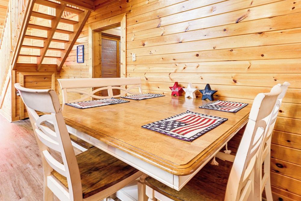 Cabin w/ Deck, Hot Tub & Douglas Lake Resort Perks