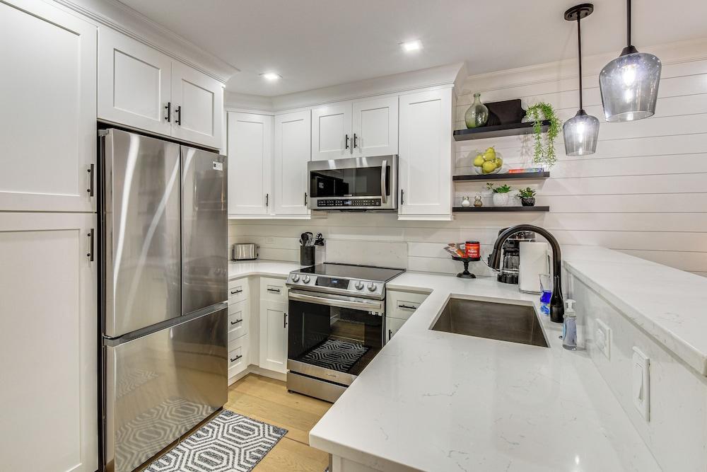 Golf Course View: Modern Keowee Key Condo!