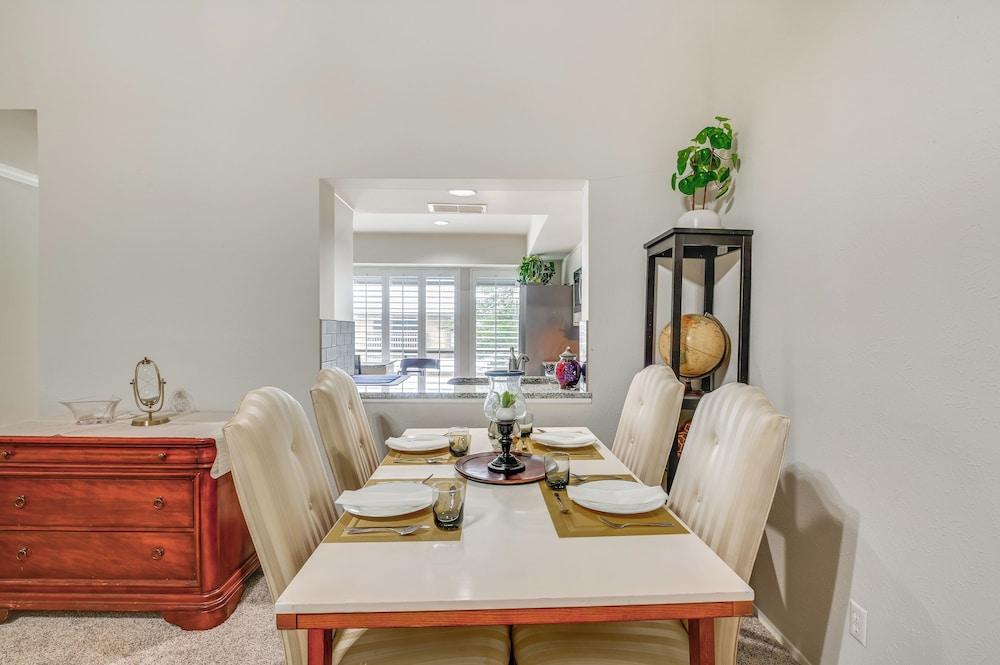 12 Mi to Downtown Dallas: Irving Condo w/ Balcony