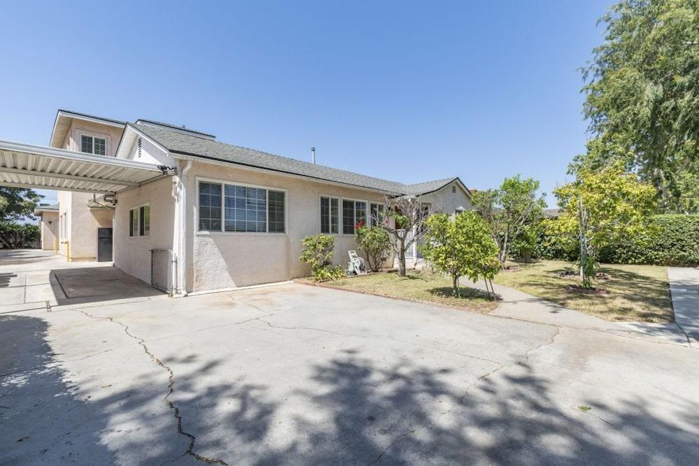 Charming Spacious Home - Modern Comforts Prime Location