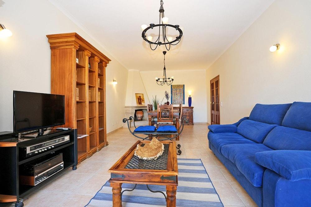 C25 - Town Center Apartment in Lagos