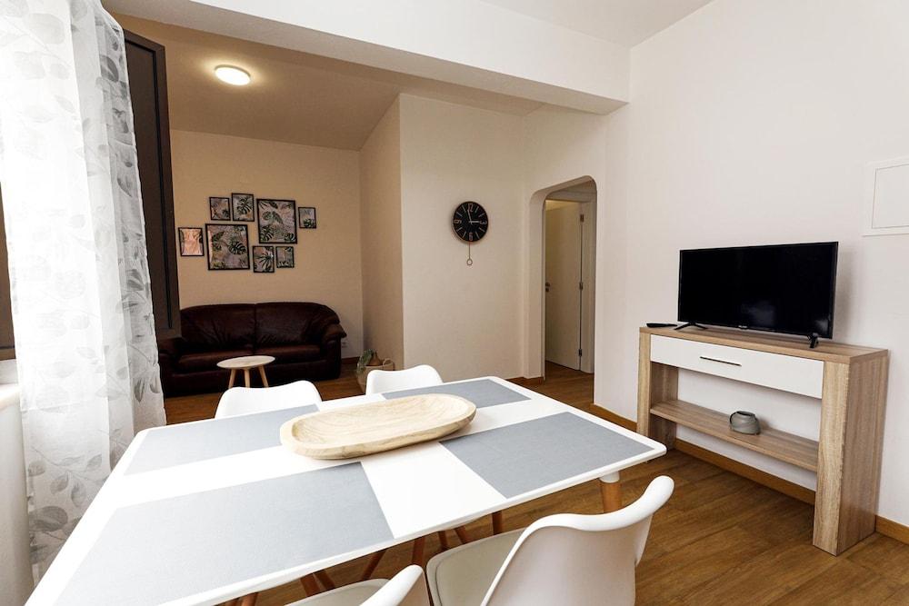 B87 - Windmill 2 Bed Apartment in Odiaxere