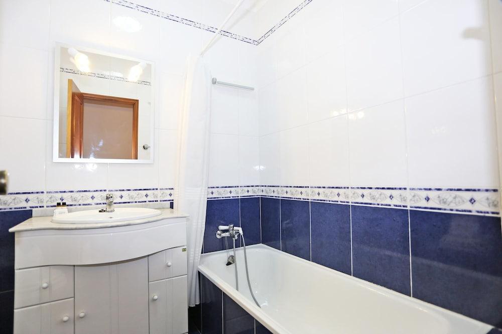 EE 01 - Bedroom 1 in Rossio Entrance Guesthouse