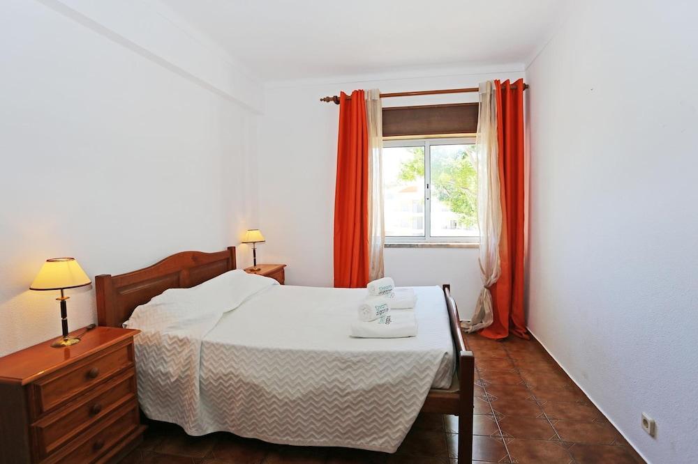 B82 - Albinos Flat in Lagos