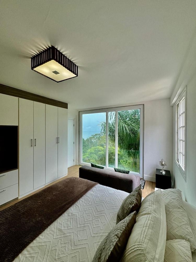 Leonardi's Sunset House