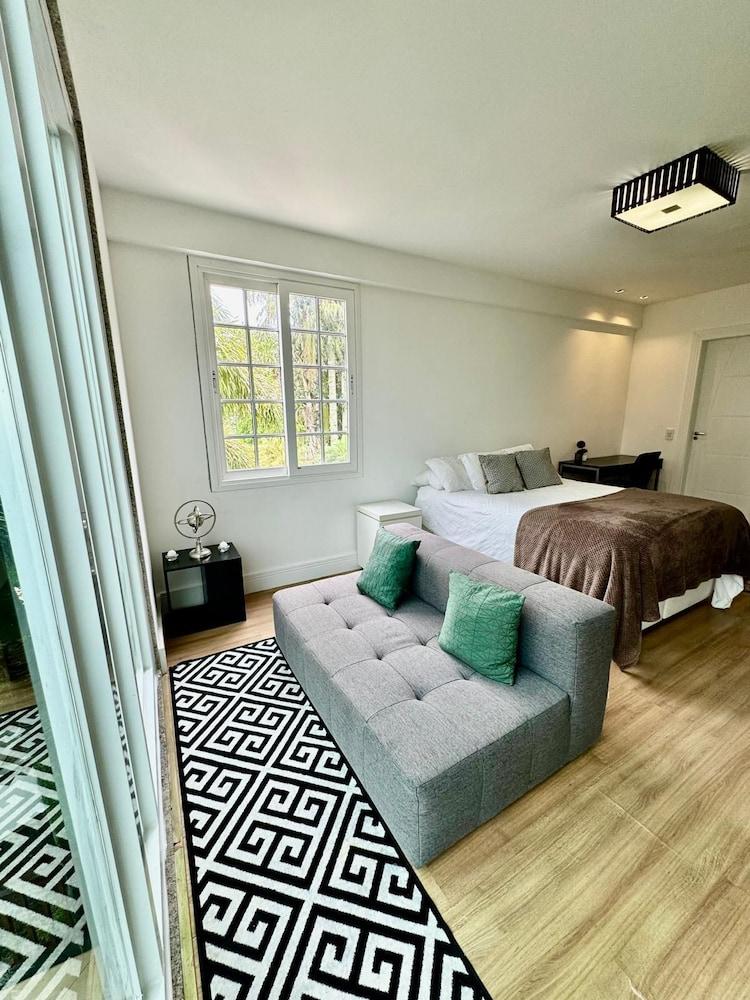 Leonardi's Sunset House