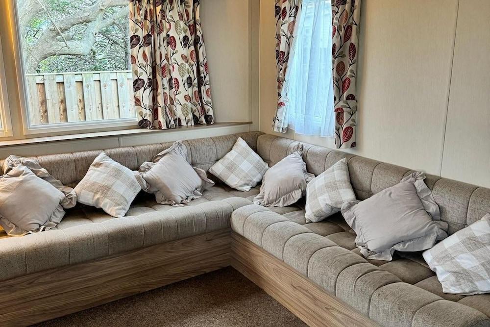 3 Bed Caravan - Sleeps 6 - Pets - 5 min to Beach